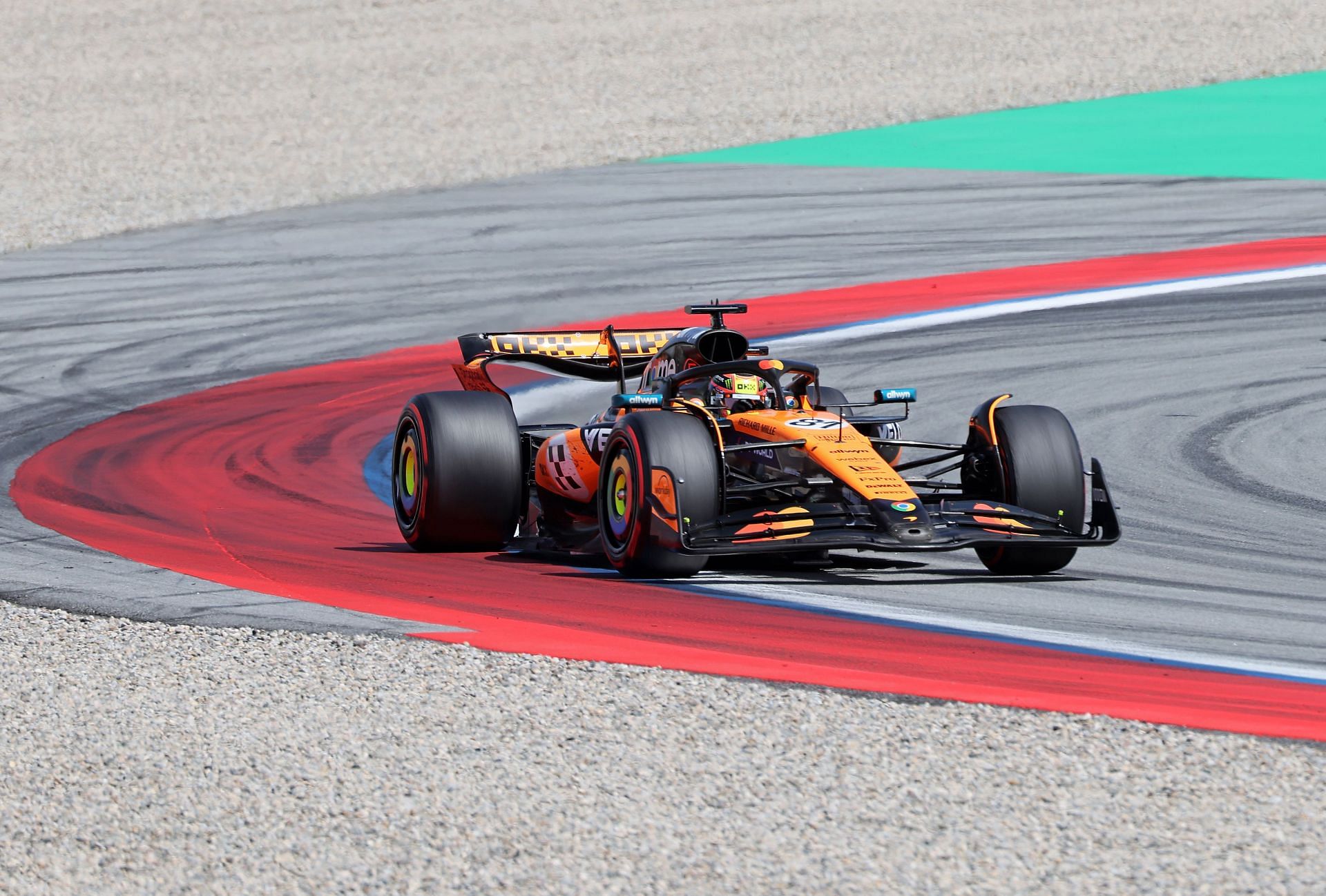 Oscar Piastri of the McLaren Formula 1 Team drives the McLaren MCL39 - Source: Getty